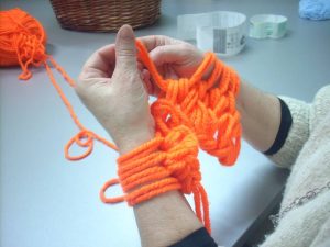 como aprender a tejer a mano